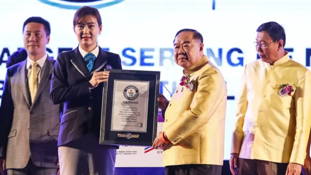 ประวิตร รับมอบผลการบันทึกสถิติจากกินเนสส์ เวิลด์ เรคคอร์ด