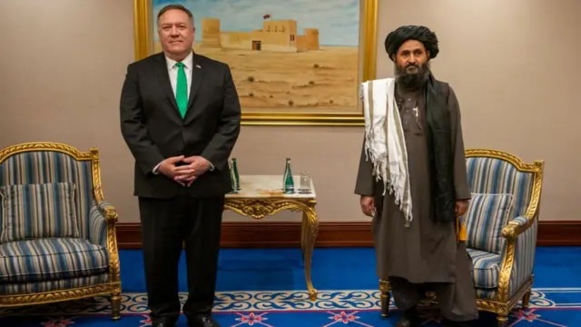 عبدالغنی برادر کنار مایک پومپئو وزیر خارجه وقت آمریکا