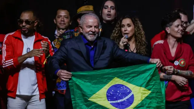 Lula segura bandeira do Brasil durante comícioapp cassino onlineSão Paulo