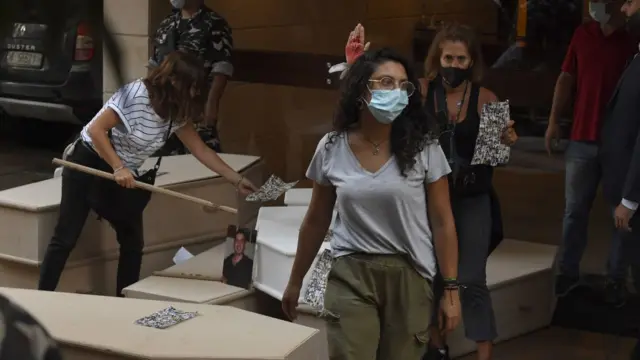 أقارب ضحايا انفجار مرفأ بيروت يتجمعون أمام منزل وزير الداخلية اللبناني محمد فهمي خلال احتجاج للمطالبة بسير التحقيق العادل في انفجار مرفأ بيروت.