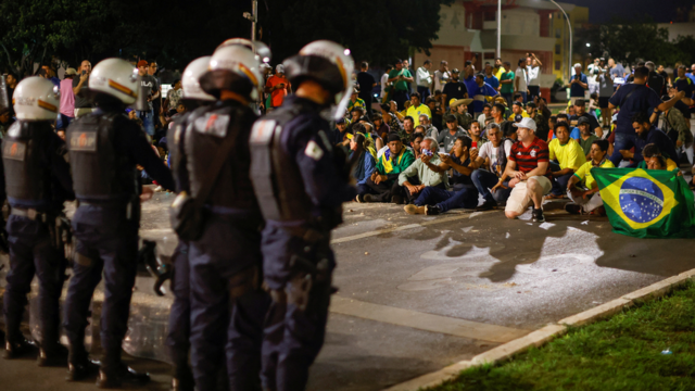 Policiaisestrelabet com ptbfrente a manifestantes