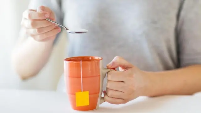 Una persona con una taza de té