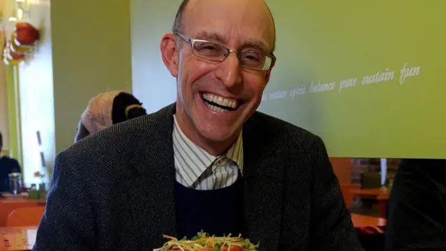 波伦:“不管我在哪里,不管咽下的是什么,在吃这件事情上我的原则就是入乡随俗。”Keith Beaty/Toronto Star via Getty Images