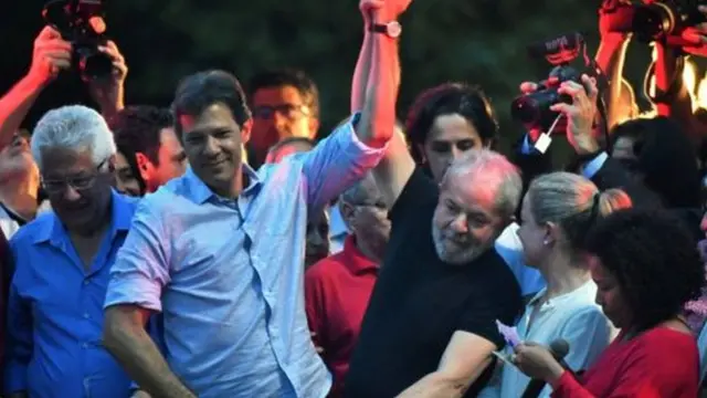 Lula com aliados políticos; ele segura a mãoluvabet cnpjFernando Haddad, o vice naluvabet cnpjchapa registrada no TSE