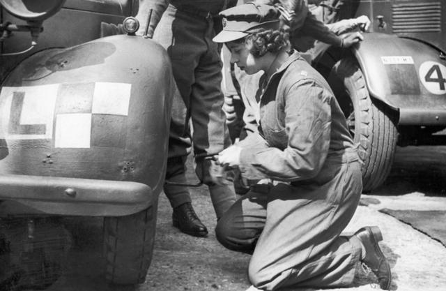 La princesa Isabel aprendiendo el mantenimiento básico del automóvil como subteniente en el ATS. 12 de abril de 1945.