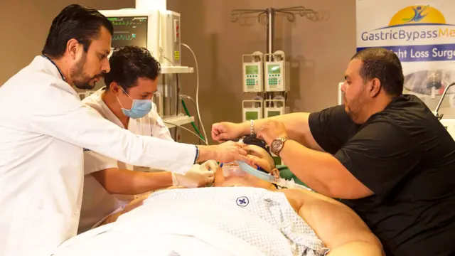 El Dr. José Antonio Castañeda junto a Juan Pedro Franca Salas e intergrantes del equipo médico