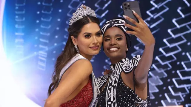 Miss Universe 2021 Andrea Mesa and Miss Universe 2019 Zozibini Tunzi as dem take selfie
