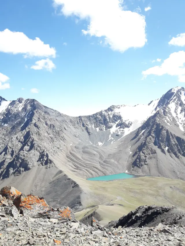 мөңгүдөн түшкөн суудан пайда болгон көл