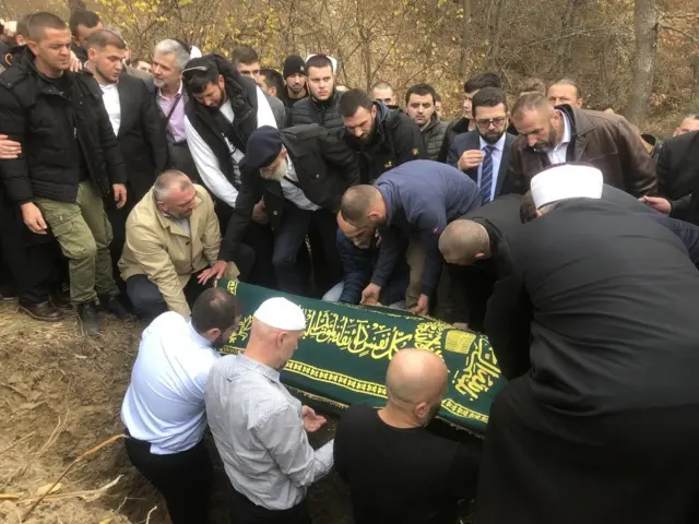 Sahrani je, prema tvrdnjama lokalnih medija, prisustvovalo više hiljada ljudi, a prema onome što se može videti na fotografijama, veli broj nije imao maske.