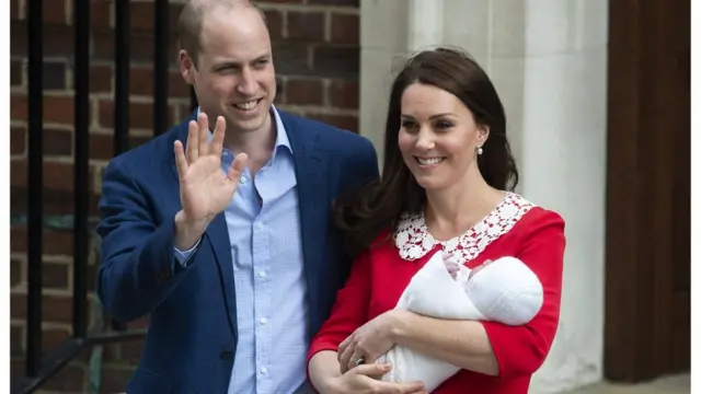 William e Kate Middleton deixan a maternidade com o príncipe Louis