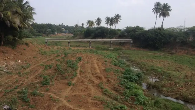 வறண்டு கிடக்கும் கால்வாய்