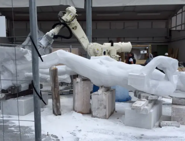 Una nueva y aún no completa copia de David.