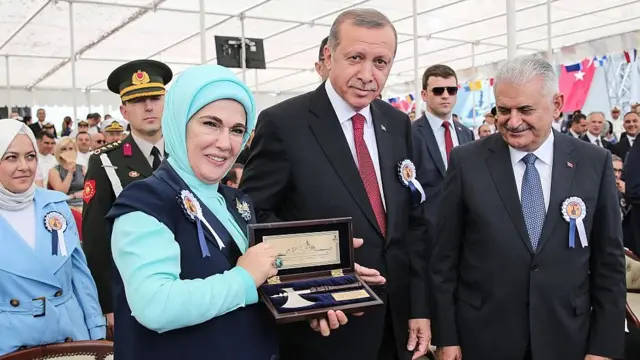 Emine ve Recep Tayyip Erdoğan ve Binali Yıldırım