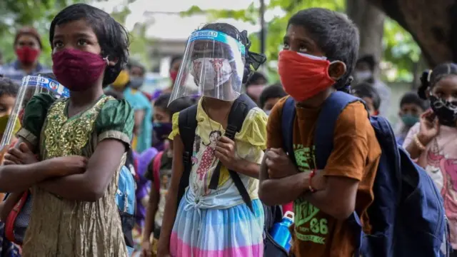 કોરોનાના સંક્રમણના વધી રહેલા કેસો વચ્ચે બાળકો માટે શાળા શરૂ કરવાના નિર્ણયે વાલીઓની ચિંતા વધારી દીધી છે.