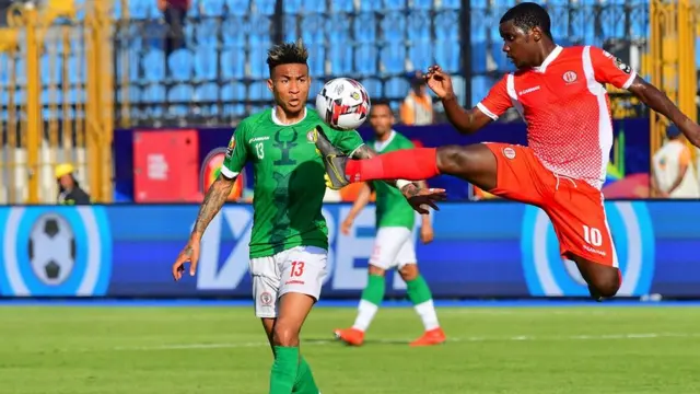 Nahimana Shassir ukina muri Al Mujazzal muri Arabie Saoudite ahagarika umupira mu buryo bwa gihanga