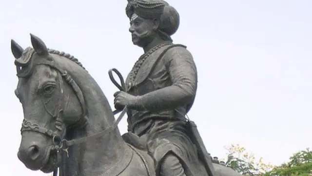 మదాకరి రాయకుల విగ్రహం