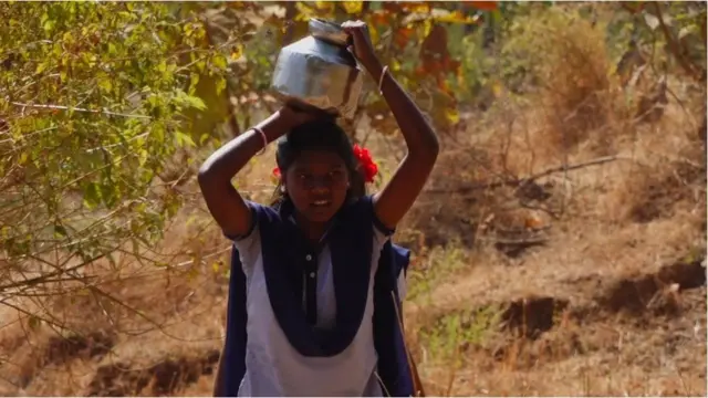 શાળાએથી પાણી ભરવા આવેલી છોકરી