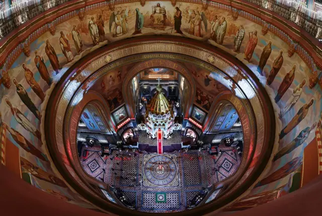 Богослужение в храме Христа Спасителя в Москве