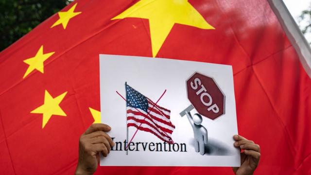 美国驻香港总领事馆外亲北京示威者举起中国国旗与涂污美国国旗之标语（26/6/2020）