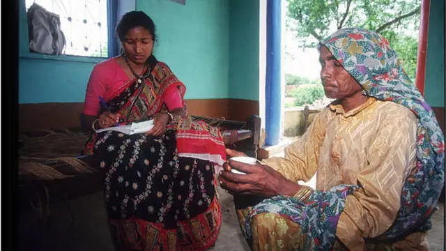 صورة من عام 1994 لطبيبة مع مريضة في إحدى عيادات برامج تنظيم الأسرة