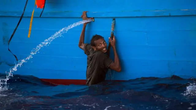 Un migrante en el agua