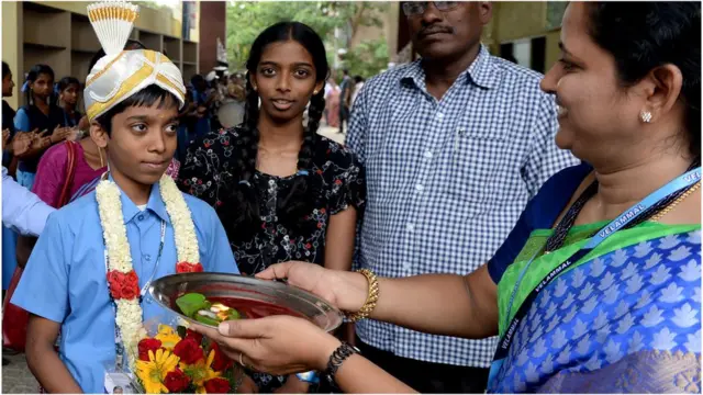 પોતાના ભાઈ પ્રજ્ઞાનંધા સાથે આર. વૈશાલી