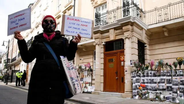 လန်ဒန်မြို့ မြန်မာ သံရုံးရှေ့မှာ အာဏာသိမ်းမှု ဆန့်ကျင်တဲ့ ဆန္ဒပြသူ တစ်ဦး