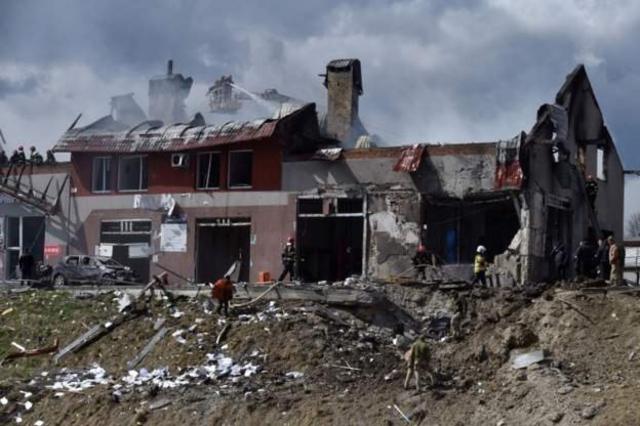 利沃夫：烏克蘭消防員在被導彈擊中的建築物廢墟中搜救