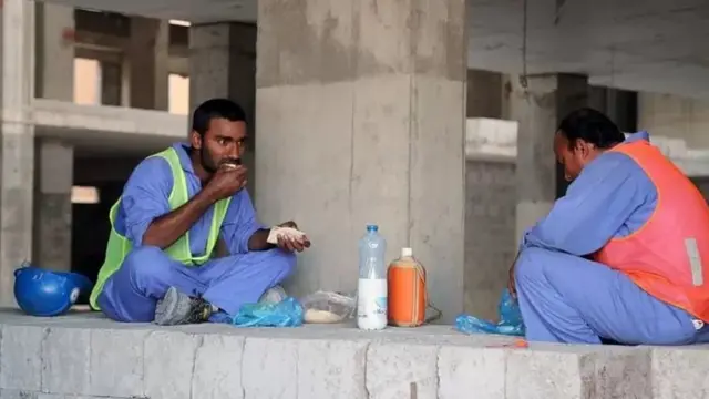 تعالت الأصوات المنددة بظروف العمل في بناء المنشآت الرياضية في قطر