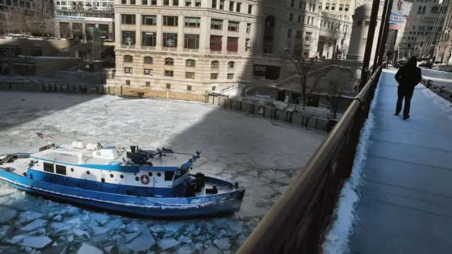 sungai beku di chicago