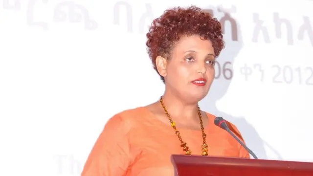 Rezina qogirchoq va qiz bilan uchlik Burun teshigidagi jinsiy olatni