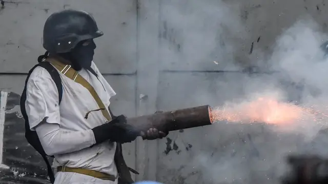 Un manifestante dispara.