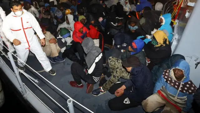 Awọn aṣikiri lori oko oju omi lori okun ni Libya