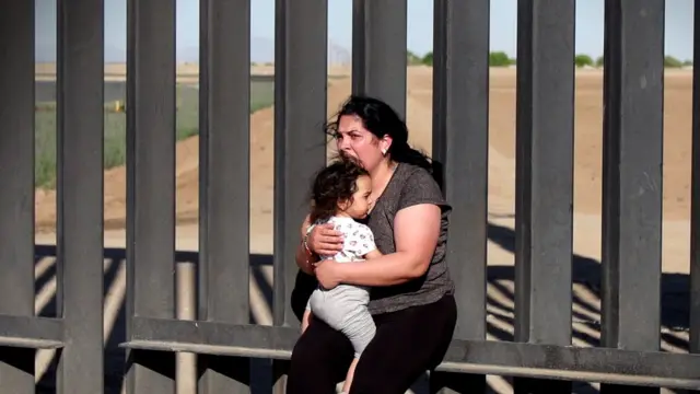 La familia rumana Popovici llevaba horas caminando y buscando a un agente de la Patrulla Fronteriza, pues su hija de dos años no se sentía bien.