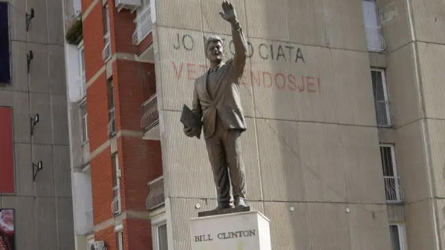 Estatua de Bill Clinton en Pristina, capital de Kosovo
