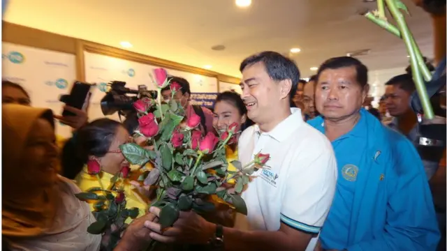 อภิสิทธิ์ลงพื้นที่สงขลา