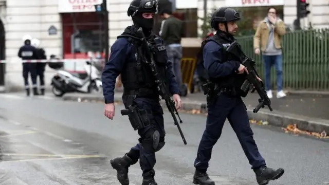 အခင်းဖြစ်ပွားရာနေရာမှာ ရဲတွေ ထူထူထပ်ထပ် ချထား