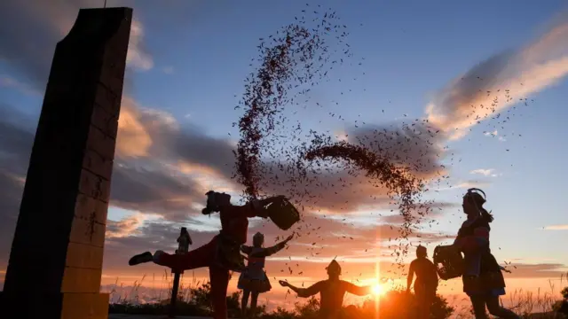 Agricultores com pimentas