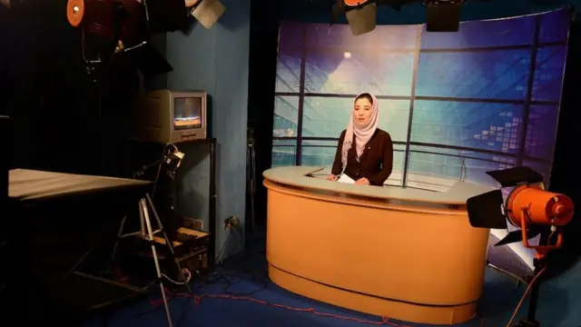 2013 yılında Afganistan'ın başkenti Kâbil'de bir kadın televizyon sunucusu stüdyoda görülüyor