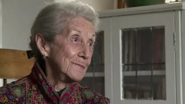 En 1991, la romancière sud-africaine Nadine Gordimer dont l’oeuvre "a rendu à l’humanité d’éminents services" est la lauréate du Prix Nobel de Littérature. Elle utilisera sa plume pour dénoncer le régime ségrégationniste.