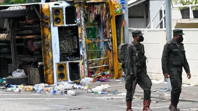 முன்னாள் பிரதமர் மஹிந்த ராஜபக்ஷவின் அதிகாரப்பூர்வ குடியிருப்புக்கு அருகில் எரிந்த நிலையில் கிடக்கும் வாகனம்