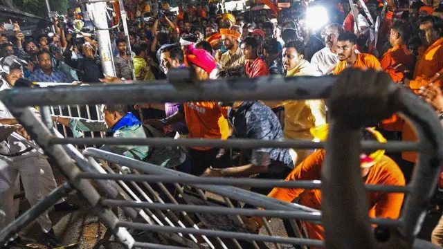 ভারতের ক্ষমতাসীন দল বিজেপির সভাপতি অমিত শাহ্-র নির্বাচনী শোভাযাত্রাকে ঘিরে কলকাতায় চরম সহিংসতা - মে ২০১৯ ফাইল চিত্র