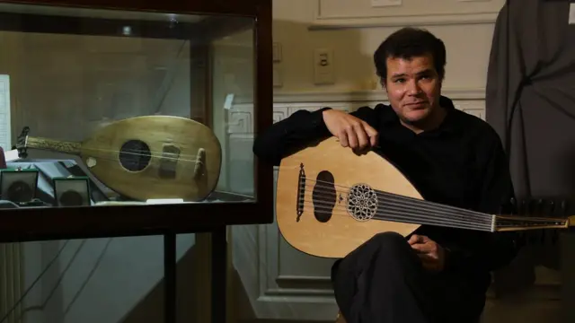 الفنان حازم شاهين في حضرة عود سيد درويش