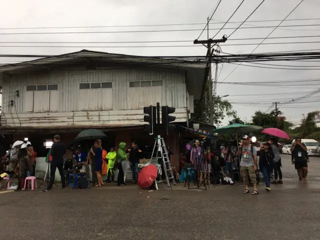 สื่อมวลชนจำนวนมากรอทำข่าว