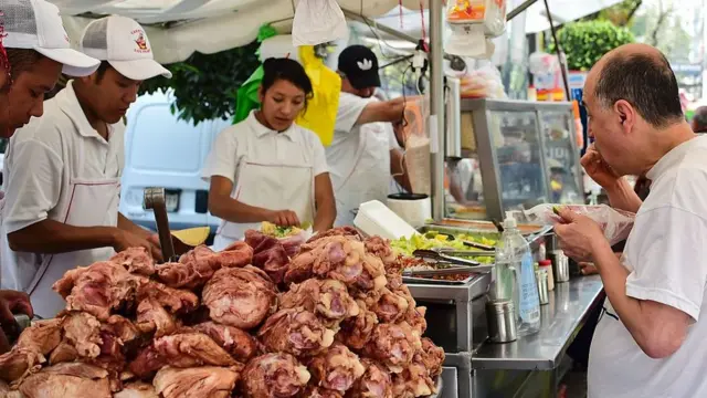 વ્યક્તિ ખાઈ રહી છે તેની તસવીર