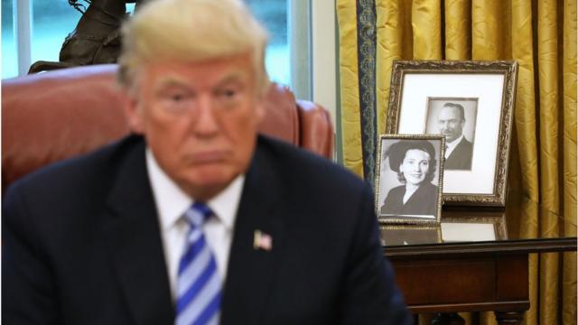 特朗普白宫椭圆形办公室内摆放着其父母照片。
