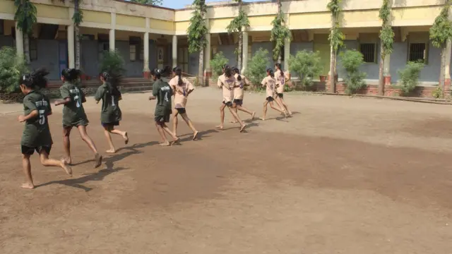 साखरवाडी विद्यालयाच्या प्रांगणात सराव करताना