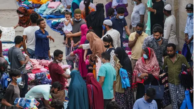 লকডাউনের মধ্যে ঢাকার নিউমার্কেট এলাকায় ক্রেতাদের ভীড়