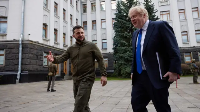 Владимир Зеленский и Борис Джонсон на улице Банковая у офиса президента в Киеве