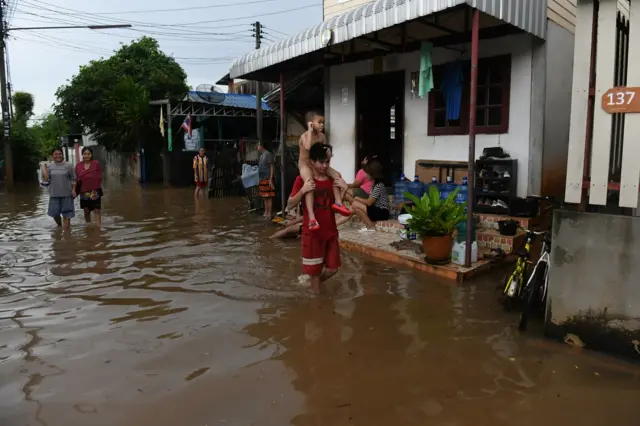 น้ำท่วมบ้านค่าย